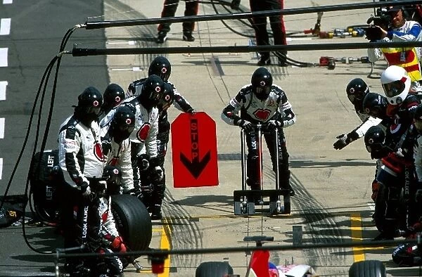 Formula One World Championship: BAR mechanics await the arrival of tenth placed Jacques Villeneuve BAR Honda 005 for his pit stop