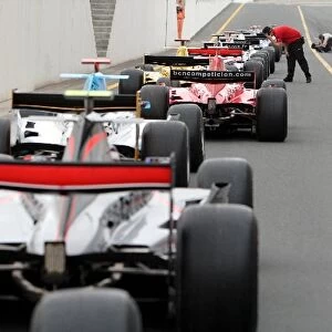 GP2 Asia Series: Cars leave the pit lane
