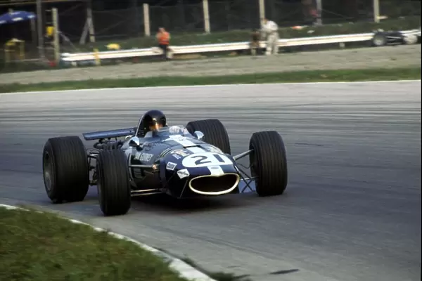 Formula One World Championship: Dan Gurney Eagle Weslake T1G, tried a number of aerodynamic wings on his car, but retired with overheating problems