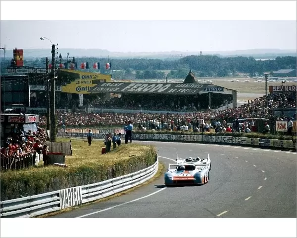 Le Mans 24 Hours: Derek Bell  /  Jacky Ickx Gulf Research Racing Gulf GR8 Ford won the race