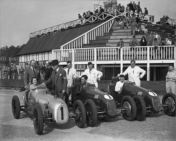 C12124. 1937 LCC Relay Race.. Brooklands, England