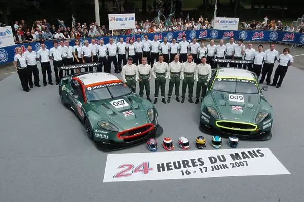 Le Mans-6  /  12  /  07. Aston Martin Team Photo. Worldwide Copyright-Dave Friedman  /  LAT
