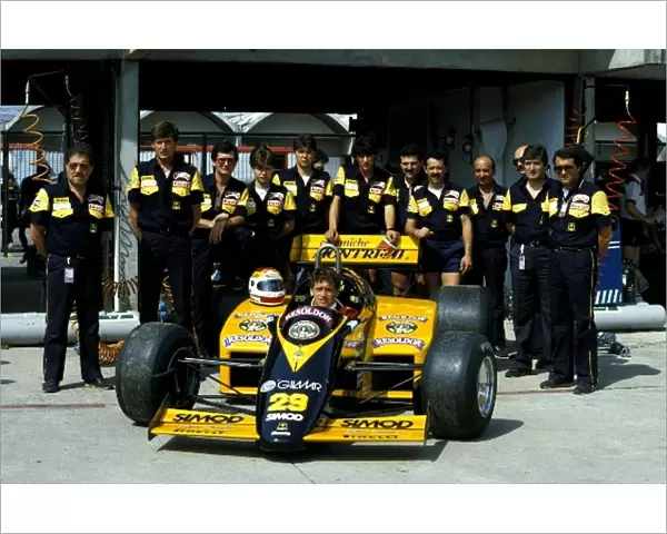 Formula One World Championship: Pierluigi Martini, Minardi Cosworth 185, poses with mechanics from the Minardi team who were making their debut