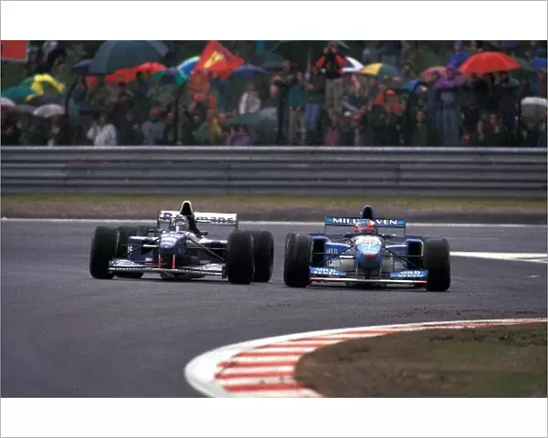 Sutton Motorsport Images Catalogue: Race winner Michael Schumacher Benetton B195 and second place finisher Damon Hill Williams FW17 battle for