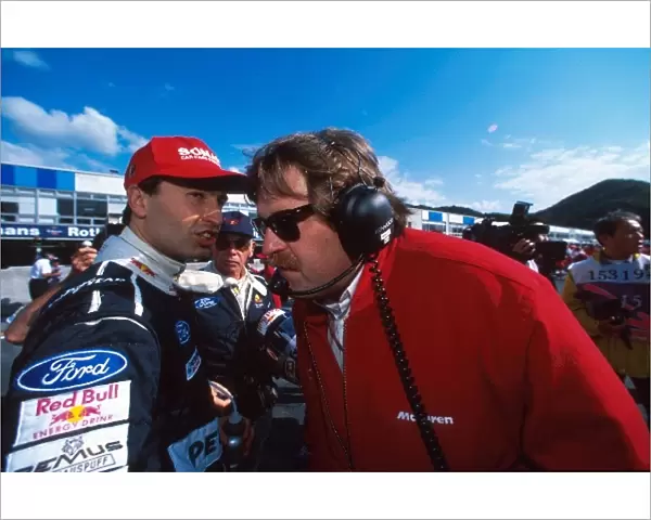 Formula One World Championship: Heinz Harald Frentzen Sauber C14 has words with Norbert HaugMercedes Motorsport Boss, right