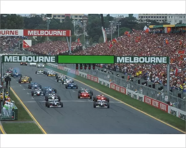 Formula One World Championship: Heinz-Harald Frentzen, Willams FW19 8th place, leads the field away at the start