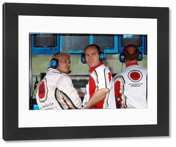 Formula One World Championship: Jacques Villeneuve BAR PR01 with his engineer Jock Clear
