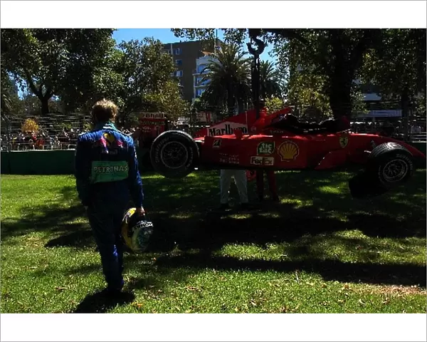 Australian GP: Nick Heidfeld Sauber Petronas C20 checks out Michael Schumachers damaged Ferrari
