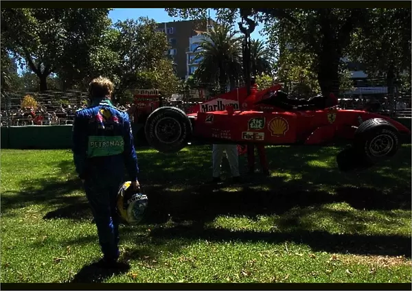 Australian GP: Nick Heidfeld Sauber Petronas C20 checks out Michael Schumachers damaged Ferrari