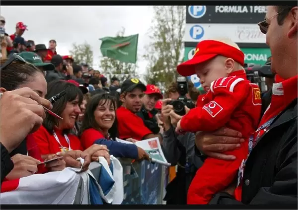 Formula One World Championship: Aussie fans go mad and want the autograph of 3 year old Rebecca Brady-Forsey