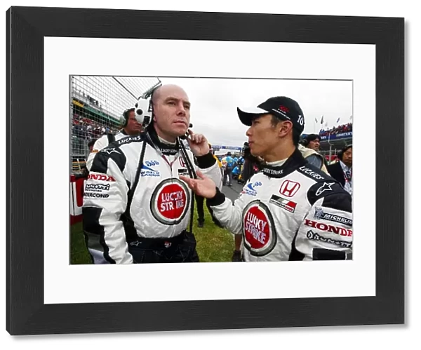 Formula One World Championship: Jock Clear BAR Senior Race Engineer talks with Takuma Sato BAR on the grid