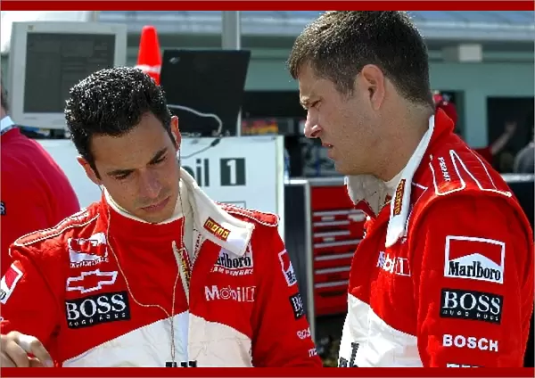 Indy Racing League: Helio Castroneves and Gil de Ferran talk after the Miami GP, Homestead Miami Speedway, Homestead, FL, 02, March, 2002