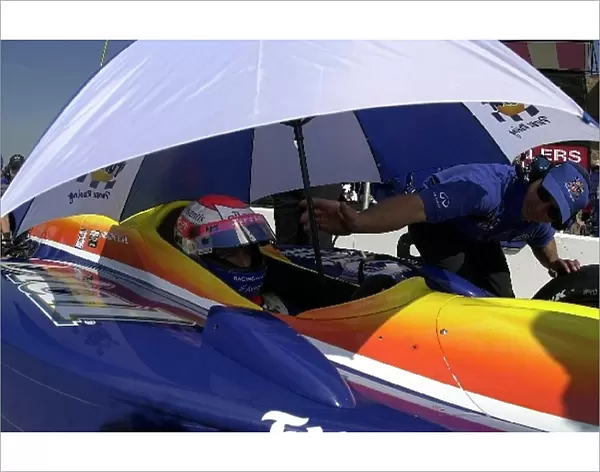 Robbie Buhl, (USA), takes shelter from the California sunshine prior to setting fifth fastest practice time for the Yamaha 400 Yamaha Indy 400, Rd3 Qualifying, Fontana, California, USA. 23 March 2002 DIGITAL