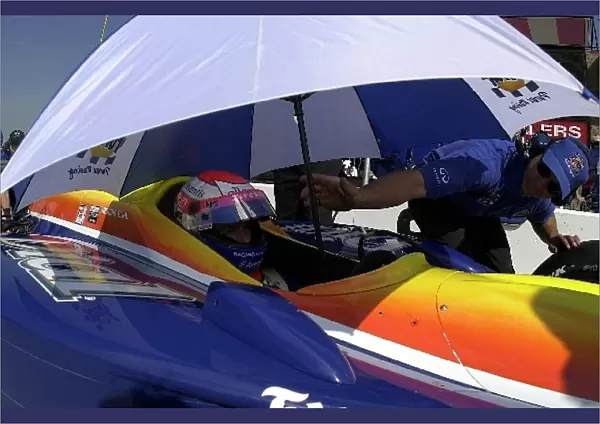 Robbie Buhl, (USA), takes shelter from the California sunshine prior to setting fifth fastest practice time for the Yamaha 400 Yamaha Indy 400, Rd3 Qualifying, Fontana, California, USA. 23 March 2002 DIGITAL