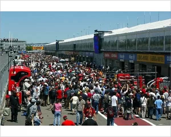 Formula One World Championship: Fans in the pitlane during the pitlane walkabout
