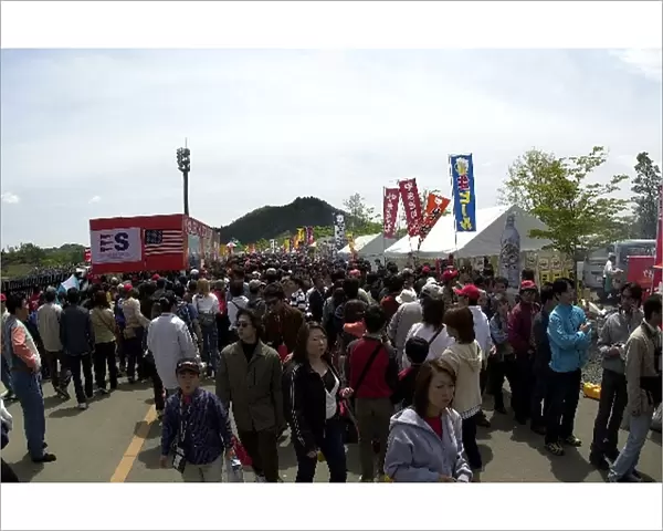 Part of the large crowd mingles through the midway prior to the start of the Bridgestone Potenza 500. Twin Ring Motegi, Motegi, Japan. 27