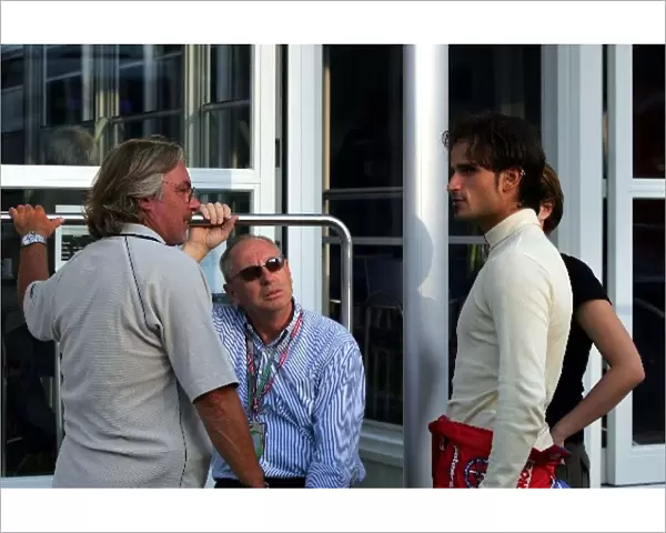 Formula One World Championship: Keke Rosberg talks with Peter Collins and Vitantonio Liuzzi Arden International