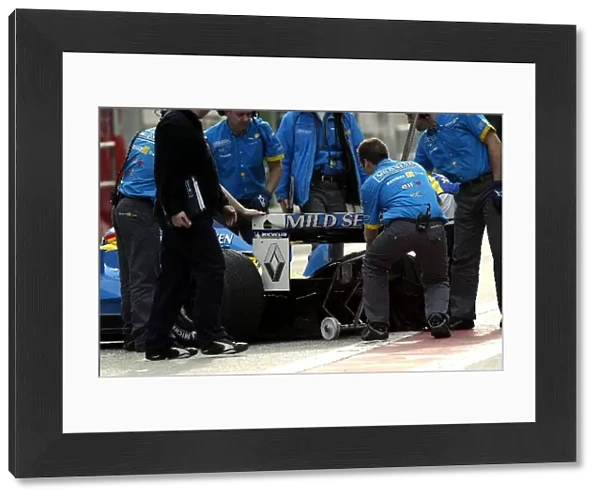 Formula One Testing: Fernando Alonso Renault R23B suffered a big tyre failure