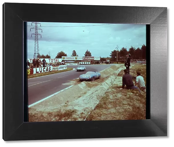 1961 LE MANS 24 HOURS Rollin  /  Bartholoni pass Moynet  /  Vidilles crashed car Le Mans