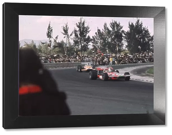 Cris Amon heads Denny Hulme Mexican Grand Prix, Mexico City 25 Oct 1970 World ©LA
