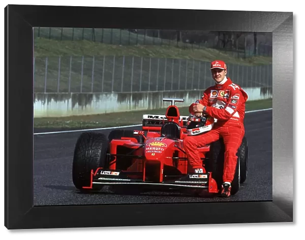 Autodromo Mugello 25  /  2  /  99 M. Schumacher posa seduto su unA ruota della nuova Ferrari