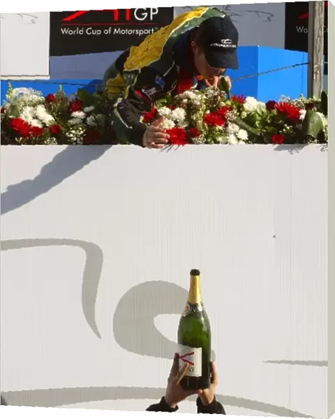 A1GP: Ryan Briscoe A1 Team Australia drops his champagne to his team