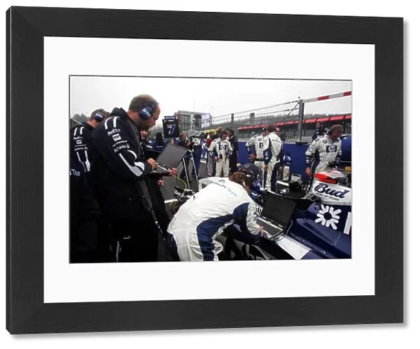 Formula One World Championship: Williams technicians on the grid