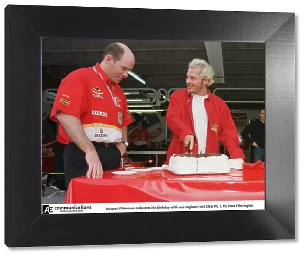 SE 1. Jacques Villeneuve celebrates his birthday with race engineer Jock Clear PIC 1