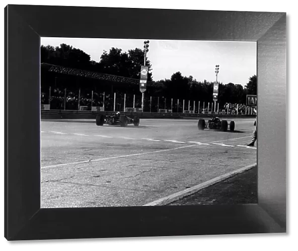 John Surtees, Honda Italian Grand Prix, Monza 1967 World LAT Photographic Tel: +44 (0) 181 251 3000 Fax: +44 (0) 181 251 3001 Somerset House, Somerset Road, Teddington, TW11 8RU Ref: 1725*24