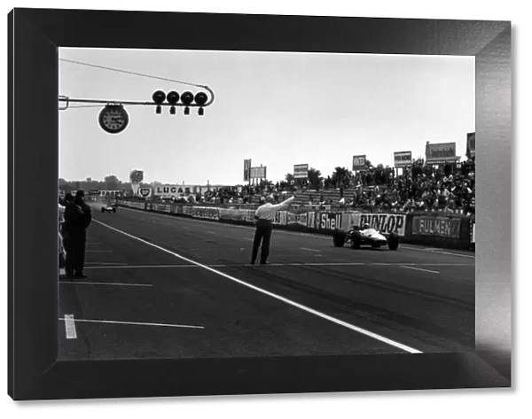 1967 French Grand Prix. Le Mans-Bugatti, France. 2 July 1967. Jack Brabham, Brabham BT24-Repco, 1st position, one lap from the finish, action. World Copyright: LAT Photographic Ref: 1618 #36A
