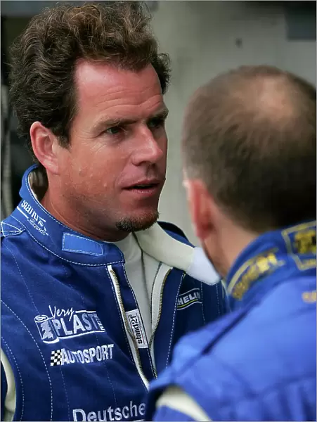 2005 Le Mans Test Day. 5th June 2005. Le Mans, France. B. Verdon-Roe (GBR) talks to A. Wallace (GBR) World Copyright: Peter Spinney / LAT Photographic. Ref: Digitqal Image Only