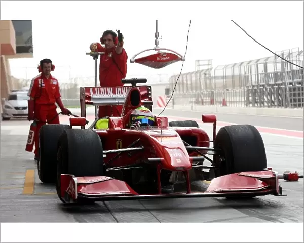 Formula One Testing: Felipe Massa Ferrari F60 pitstop practice. Note: rear jack man attached via cable to main pitstop structure