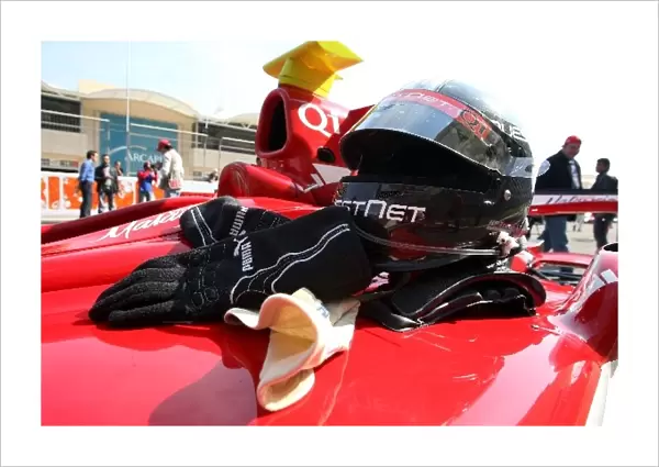 GP2 Asia Series: Helmet and gloves of Earl Bamber Team Qi-Meritus
