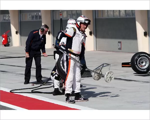 GP2 Asia Series: Trident mechanics await a pit stop