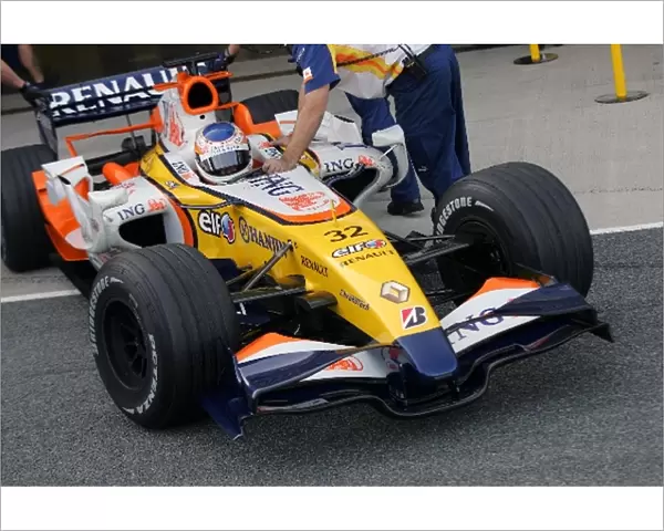 Formula One Testing: Renault not running wheel fairings on the car of Nelson Piquet Jr. Renault R27 today