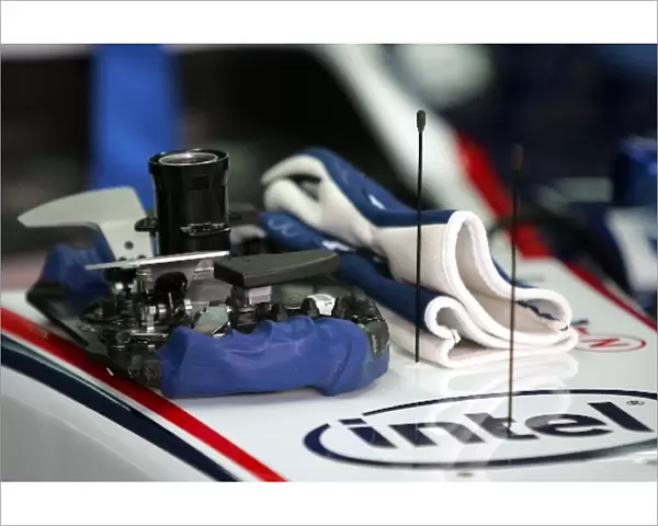 BMW Sauber F1. 07 First Run: Gloves and steering wheel