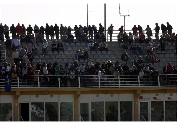 Formula One Testing: Crowds watch testing