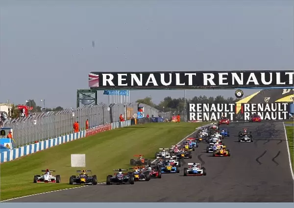 Formula Renault Eurocup: Cars on the Grass at the start of race one