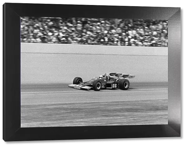 1972 Indianapolis 500. Indianapolis, Indiana, United States. 27 May 1972. Mark Donohue (McLaren M16B-Offenhauser), 1st position, action. World Copyright: LAT Photographic. Ref: B / W Print