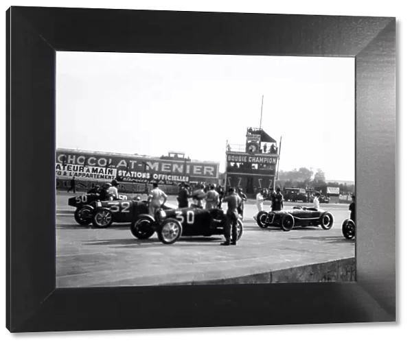 1931 French Grand Prix. Montlhery, France. 21 June 1931. Cars form on the grid, left-to-right: Enzo Grimaldi / Borgait, Bugatti T35C, Louis Chiron / Achille Varzi, Bugatti T51, Earl Howe / Brian Lewis, Bugatti T51, and Robert Senechal, Delage 15S8