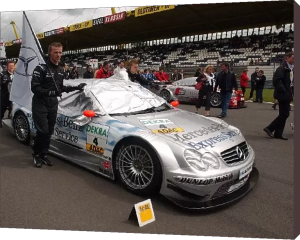 Mechanics of the HWA Team push the car of Christijan Albers (NED), Express-Service AMG-Mercedes