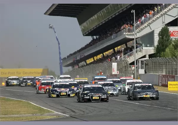 DTM: The start of the race: Timo Scheider Audi Sport Team Abt GW: plus  /  Top Service Audi A4 DTM is the leader into turn 1