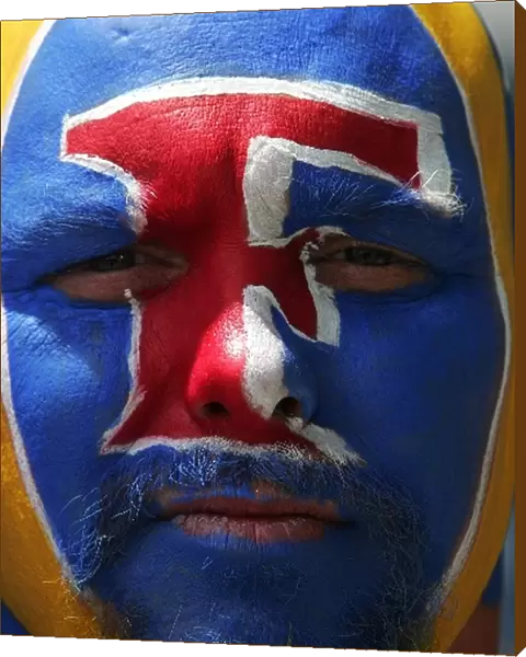 Formula One World Championship: A head is painted like a Fosters can