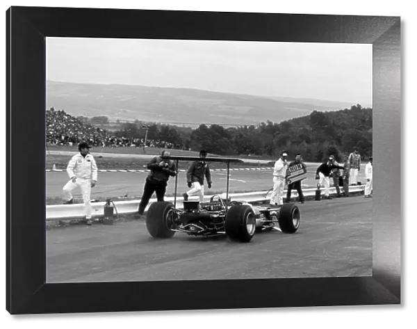 1968 United States Grand Prix. Watkins Glen, United States. 6 October 1968. Mario Andretti, Lotus 49B-Ford, retired, enters the pits with damaged front wing, action. World Copyright: LAT Photographic Ref: 2181 #38A
