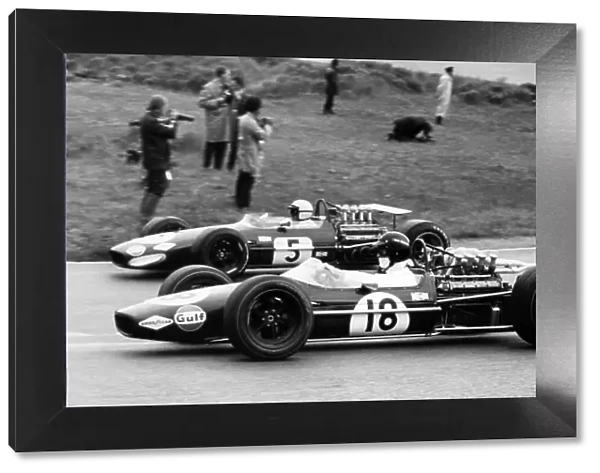 1968 Dutch Grand Prix. Zandvoort, Holland. 23 June 1968. Jack Brabham, #5 Brabham BT26-Repco, retired, passes Dan Gurney, #18 Brabham BT24-Repco, retired, action. World Copyright: LAT Photographic Ref: Motor b&w print
