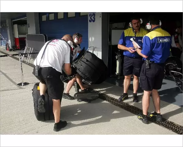 Formula One Testing: BAR mechanics and Michelin engineers with tyres