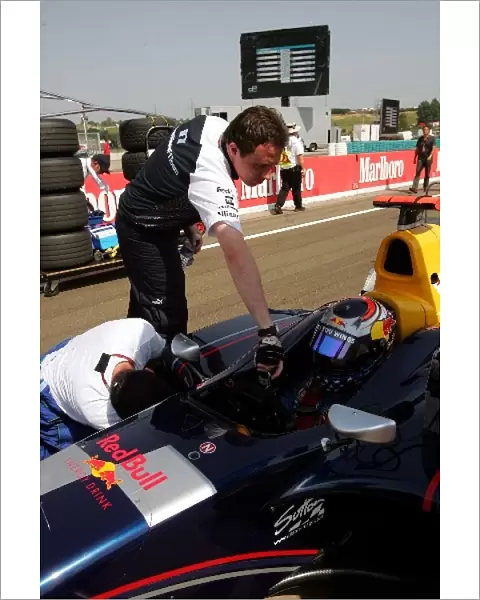 GP2 Series: Jonathan Williams Williams on the grid with Scott Speed iSport