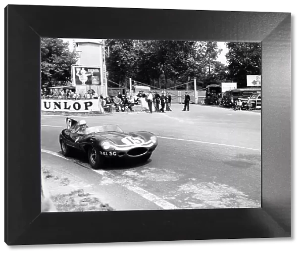 1957 Le Mans 24 hours. Le Mans, France. 22-23 June 1957. Ninian Sanderson / John Lawrence (Ecurie Ecosse Jaguar D-type), 2nd position, action. World Copyright: LAT Photographic Ref: C49318