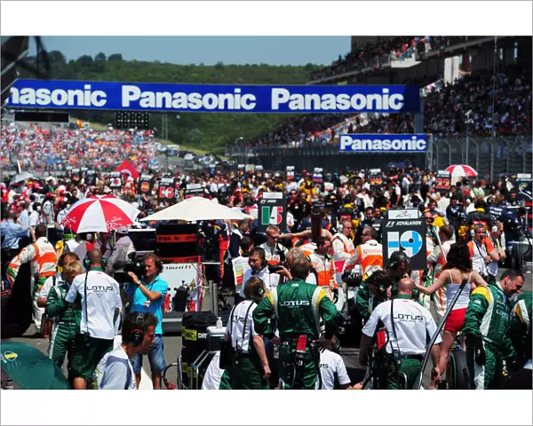 Formula One World Championship: A crowded grid before the start of the race