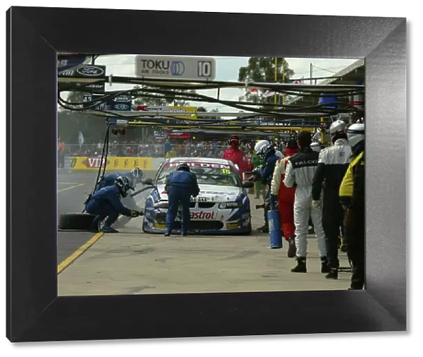 2002 Australian V8 Supercar Championship R9 QLD 500 Queensland, Australia.15th September 2002 Kmart Racing crew try to fix the damaged car of Andy Priaulx